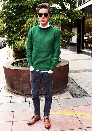 緑色セーター ジーンズの着こなし メンズ Italy Web