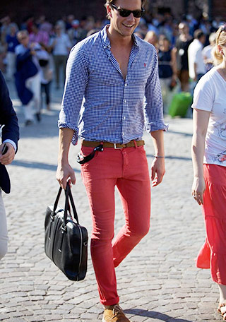 ピンクパンツ ギンガムチェックシャツの着こなし メンズ Italy Web