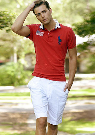 ラルフローレンの赤ポロシャツ 白ショーツの着こなし メンズ Italy Web