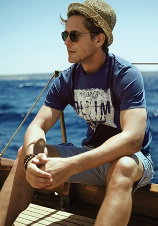 プリントtシャツ 麦わら帽子で夏カジュアルに メンズ Italy Web
