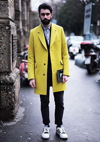 イエロー（黄色）チェスターコートの着こなし【メンズ】 | Italy Web