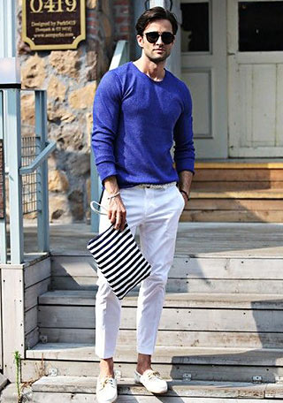 ロイヤルブルーのカットソー 白のくるぶし丈パンツの着こなし メンズ Italy Web
