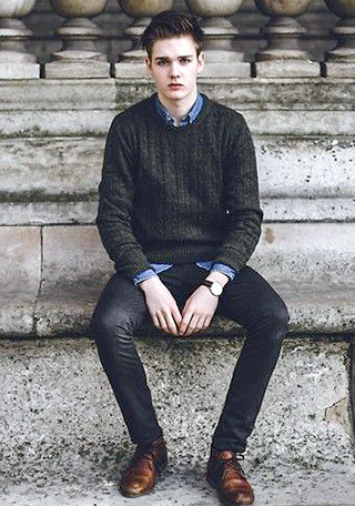 カーキ色ケーブル編みセーター 黒パンツの着こなし メンズ Italy Web