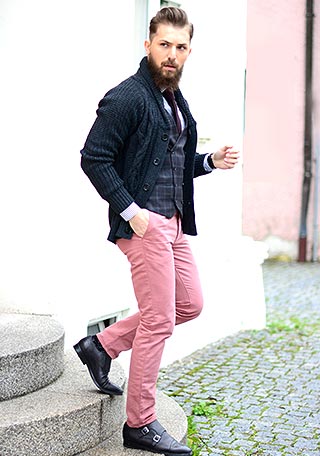 黒ショールカラーカーディガン ピンクパンツの着こなし メンズ Italy Web