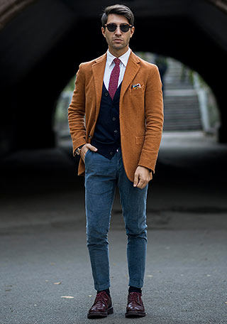 オレンジジャケット ブルーグレーパンツの着こなし 秋 メンズ Italy Web