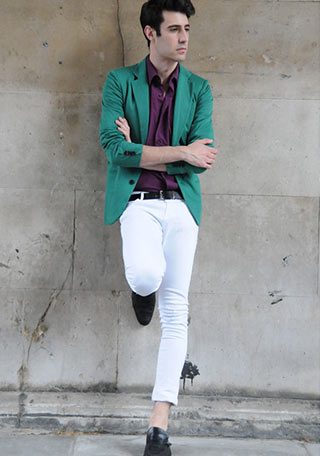 グリーンジャケット 白パンツ 黒ローファーの着こなし メンズ Italy Web