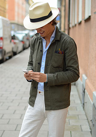 カーキデニムジャケット 白パンツの春コーディネート 30代 メンズ Italy Web