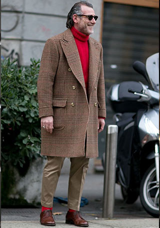 チェックチェスターコート 赤タートルネックの着こなし 50代 メンズ Italy Web