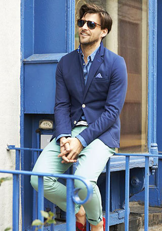 紺ジャケット ライムグリーンパンツの着こなし メンズ Italy Web