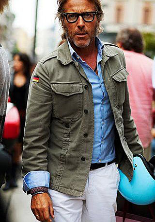 ミリタリージャケットと青シャツ 白パンツの着こなし 春 メンズ Italy Web