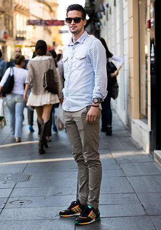 薄いブルーシャツ ブラウンパンツの着こなし メンズ Italy Web