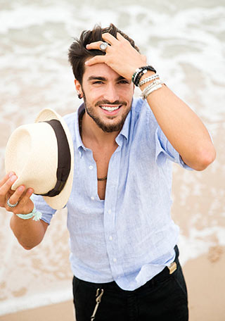 青リネンシャツ パナマハットで夏の着こなしを加速 メンズ Italy Web