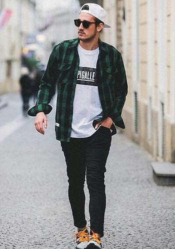 春 緑チェックシャツ 黒ジーンズ スニーカーの着こなし メンズ Italy Web