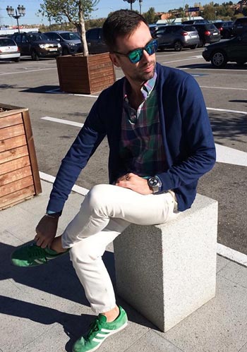 春 紺カーディガン 白パンツ 緑スニーカーの着こなし メンズ Italy Web