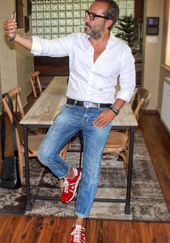 50代男性 白シャツ ジーンズ 赤スニーカーの着こなし メンズ Italy Web