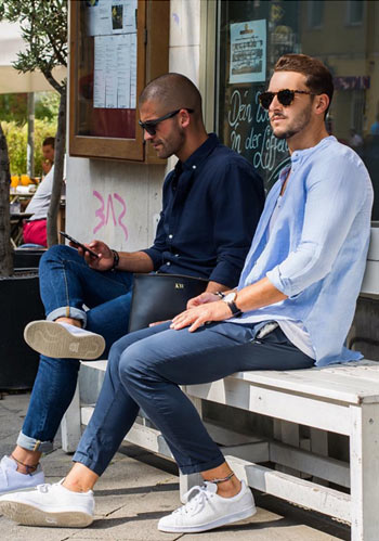 春 青バンドカラーシャツ 紺パンツ 白スニーカーの着こなし メンズ Italy Web
