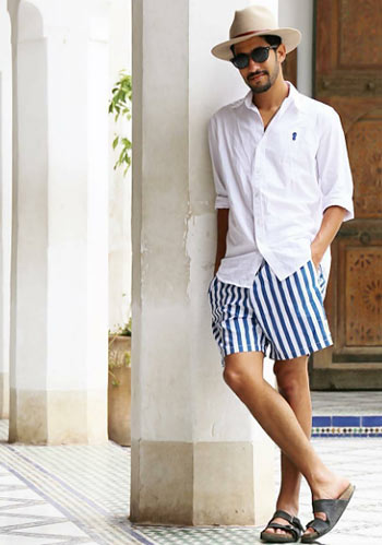 夏 白シャツ 青ストライプショーツ サンダルの着こなし メンズ Italy Web