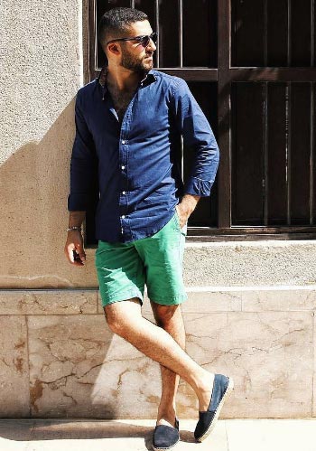 夏 紺シャツ 緑ショーツ エスパドリーユの着こなし メンズ Italy Web