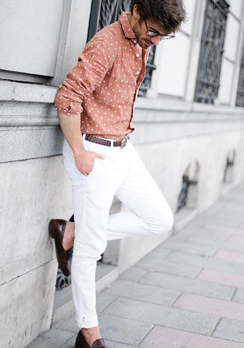 夏 ドットシャツ オレンジ 白パンツ 茶ローファーの着こなし メンズ Italy Web