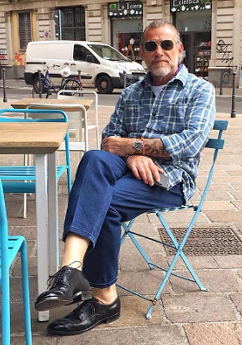 50代の休日 青チェックシャツ 太めジーンズの夏コーデ メンズ Italy Web