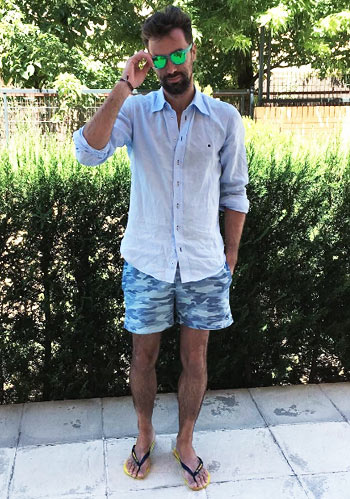 夏 リネンシャツ 迷彩柄ショーツ ビーチサンダルの着こなし メンズ Italy Web