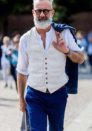 白バンドカラーシャツ オフホワイトジレ 青パンツの着こなし メンズ Italy Web