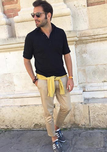 夏 黒半袖シャツ チノパン にイエローニットを腰巻き メンズ Italy Web