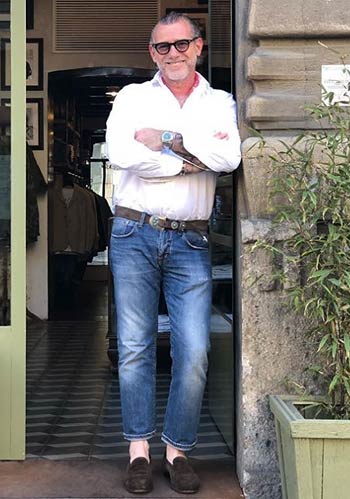 おやじ 白シャツ ジーパン 茶ローファーの着こなし メンズ Italy Web