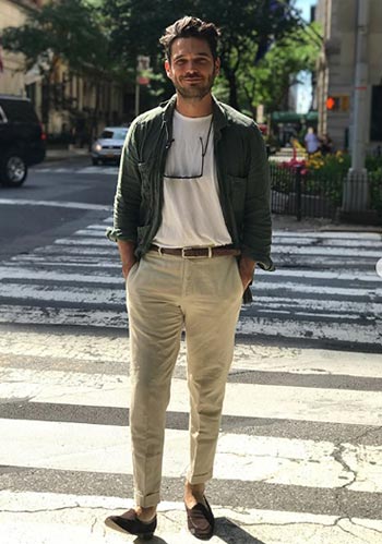 30代 カーキ色リネンシャツ くるぶし丈パンツ 茶ローファーの着こなし メンズ Italy Web
