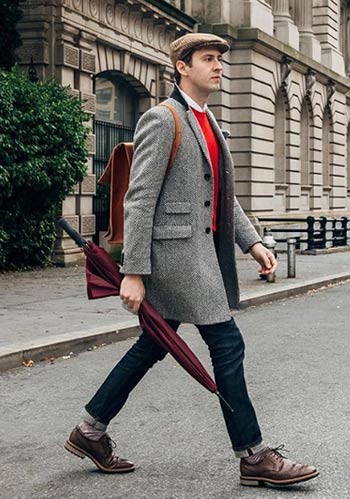 40代男性 グレー色チェスターコート 赤ニット デニムの着こなし メンズ Italy Web
