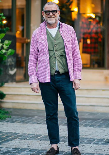 60代男性 ピンクシャツ 紺パンツ ローファーの着こなし メンズ Italy Web